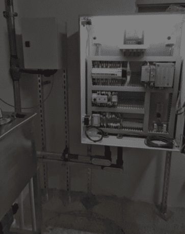 Equipo SMScom de Syrbom para automatización y alertas de bombas de agua en Rosario.