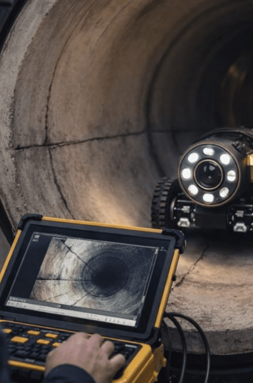 Técnico de Syrbom analizando informe de video inspección en Rosario